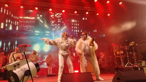 TU JE NAŠ DELIJA: Senidah svojim hitom uvodi publiku u Novu 2026. godinu (FOTO)