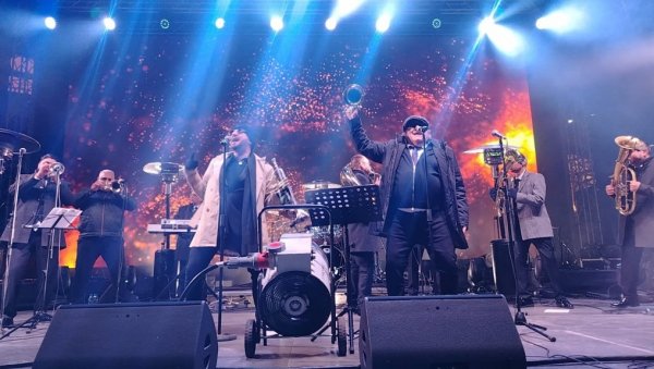 ОРИ СЕ ТРУБА У БЕОГРАДУ НА ВОДИ: Бобан и Марко Марковић музиком увели публику у Нову годину (ФОТО)