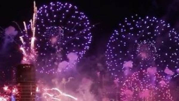 СИЈАЛО ЈЕ НЕБО ИЗНАД БЕОГРАДА У СВИМ БОЈАМА: Уз спектакуларни ватромет стигла је 2026. - овако је престоница ушла у Нову годину (ВИДЕО)