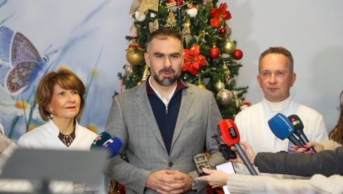 ELENA PRVA BEBA U NOVOM SADU: Gradonačelnik Žarko Mićin devojčici uručio  poklon 300.000 dinara