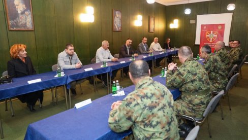 SVE  DEŽURNE SLUŽBE RADILE PO PLANU: U novogodišnjoj noći Žarko Mićin posetio gradske službe u Novom Sadz