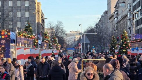 PREDSEDNIK SA GRAĐANIMA: Vučić na novogodišnjem bazaru ispred Skupštine (VIDEO)