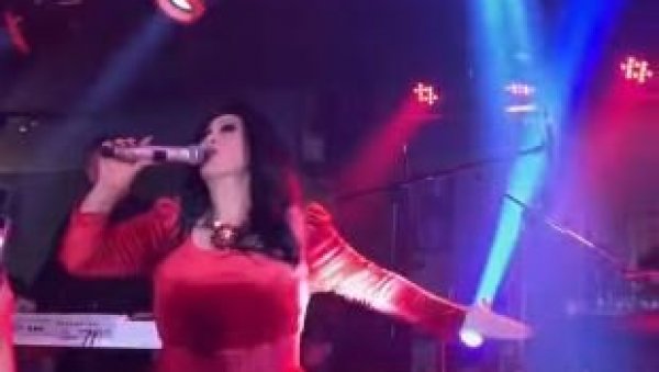 СПЕКТАКУЛАРНИ ДОЧЕК НОВЕ ГОДИНЕ У САРАЈЕВУ: Драгана Мирковић оборила све рекорде посете (ФОТО)