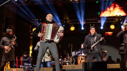 НОВОГОДИШЊЕ ЖУРКЕ: Александар Аца Софронијевић и његов оркестар након Котора наступили на Златибору за дочек Нове године (ФОТО)