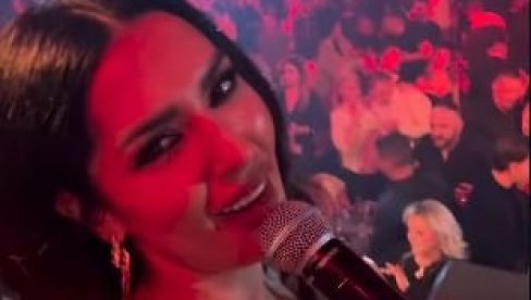 БЛИСТАЛА У ЗЛАТНОМ: Тања Савић одушевила песмом и одевном комбинацијом на дочеку Нове године у Бањалуци (ФОТО)