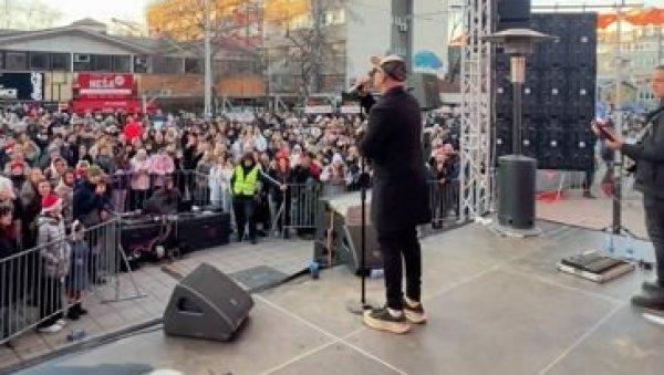 ПОКЛОН ЗА СВОЈУ ПУБЛИКУ: Тропико бенд после спектакуларног концерта запевао у оквиру манифестације Улица отвореног срца (ФОТО)