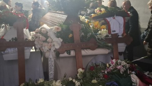 KOD SPOMENIKA LOVĆENSKA VILA, ODATA POČAST STRADALIMA U DVA ZLOČINA NA CETINJU   Nevine ubijenih 23 zaslužuje spomenik