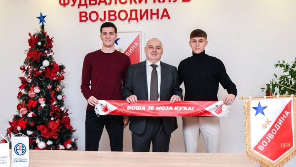 НОВОСАЂАНИ ОТВОРИЛИ НОВУ КЊИГУ ПОЈАЧАЊА : Војводина прикључила двојицу омладинаца професионалном погону