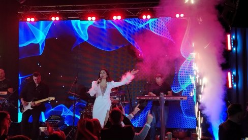МУЗИКА И ПЕСМА У 2026: Тања Савић направила дар-мар на репризи Нове године, а имала и специјалног госта (ФОТО)