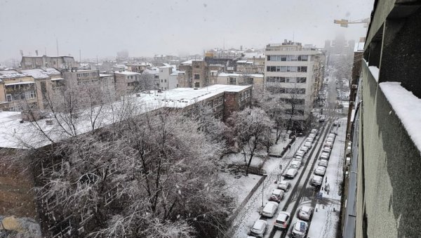 МУП ПОСЛАО ХИТНО СМС УПОЗОРЕЊЕ ГРАЂАНИМА: Судар кише, снега и леда, време је опасно - Останите код куће (ФОТО)