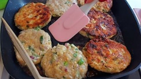 PLJESKAVICE OD PILETINE SA TOPLJENIM SIROM: Ručak koji će gurmani obožavati (VIDEO)