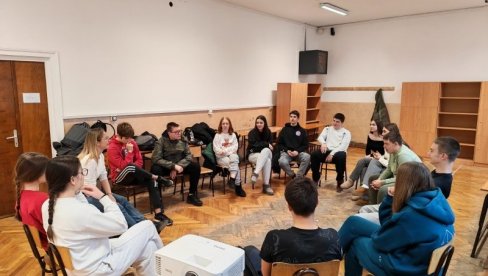 СНАГА ВРШЊАЧКЕ ПОДРШКЕ: Превентивни програми Пријатељи у фокусу за средњошколце на Звездари