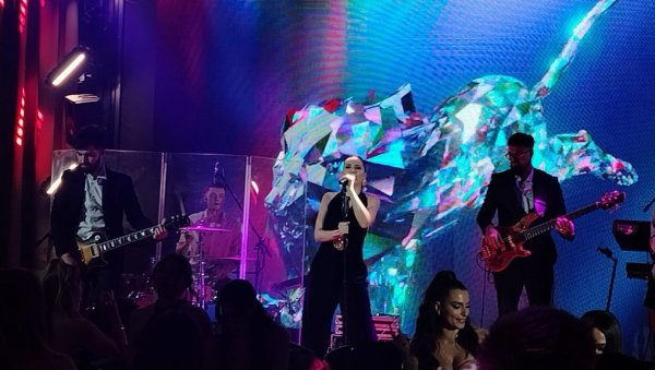 НЕША ЈЕ НЕЗАМЕНЉИВ: Милица Павловић о жељама за Нову 2026. годину, плановима и дуету са колегом (ФОТО)