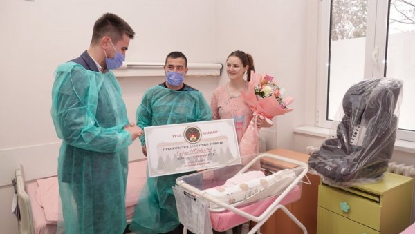 СОФИЈА ПРВА РОЂЕНА У НОВОЈ ГОДИНИ У СОМБОРУ: Градоначелник  девојчици уручио  поклон честитку вредну 100.000 динара