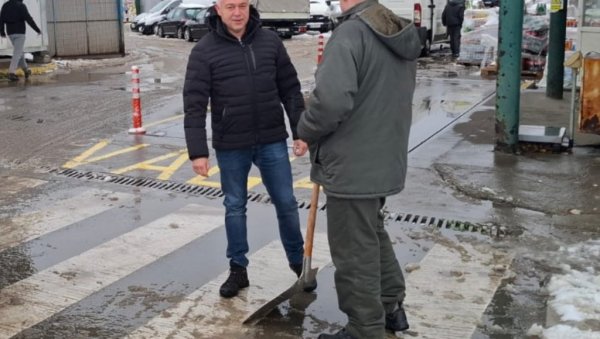 СПРЕМНО ДОЧЕКАНЕ СНЕЖНЕ ПАДАВИНЕ: Радници  Зимске службе ЈКП ТРжница од јутрос чисте новосадске пијаце