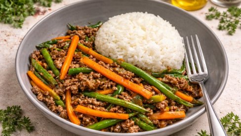 ПРЖЕНА ГОВЕДИНА СА ПОВРЋЕМ: Брз и укусан оброк у једној чинији