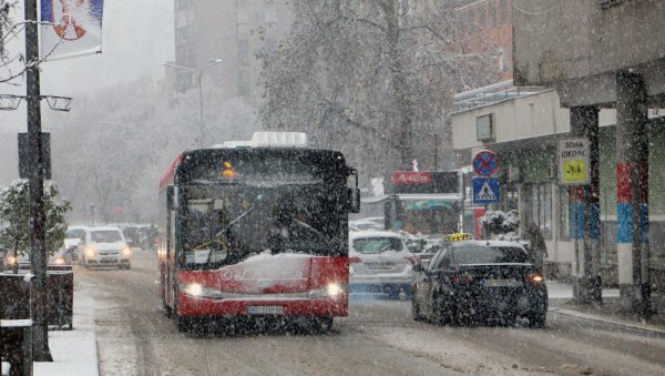 ЛЕДЕНА КИША ПАРАЛИСАЛА СРБИЈУ: Издато хитно упозорење грађанима, посебно за Београд - тотална блокада саобраћаја