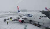 SNEG PRAVI PROBLEME NA AERODROMU NIKOLA TESLA: Odloženi letovi, putnici čekaju satima (VIDEO)
