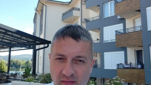 ПОКЛОНИО ВИШЕ ОД ПЕДЕСЕТ ХИМНИ: Професор контрабаса Александар Миљковић(50) пореклом из Топлице објединио љубав према музици и спорту