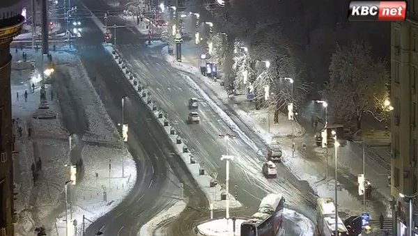 УСПОСТАВЉЕН САОБРАЋАЈ НА ТРГУ НИКОЛЕ ПАШИЋА: Возаче поред снега чека и кружни ток