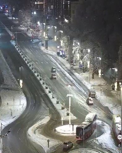 УСПОСТАВЉЕН САОБРАЋАЈ НА ТРГУ НИКОЛЕ ПАШИЋА: Возаче поред снега чека и кружни ток