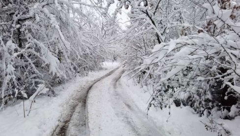 СНЕГ И ЛЕД ОКОВАЛИ РЕГИОН: Температура пада на минус 15 степени - град на Јадрану забелео се након 17 година