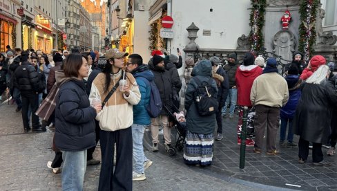 VEDRINOM SE BRANI SLOBODARSKI DUH: Maneken Pis, originalna fontana koja predstavlja zaštitni znak Brisela, ovih dana prerušena u Deda Mraza
