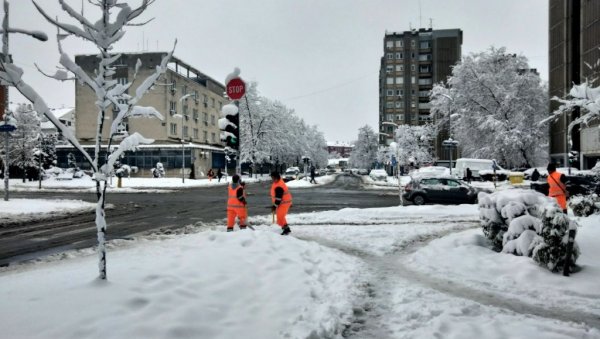 У НОВОМ САДУ ПОПОДНЕ ОЧИШЋЕН СНЕГ НА САОБРАЋАЈНИЦАМА ПРВОГ ПРИОРИТЕТА: У недељу посуто 400 тона соли