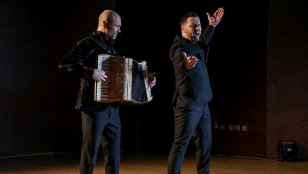 СУЂЕНО НАМ ЈЕ ТАКО БИЛО: Млади певач са Ацом Софронијевићем музички оголио душу (ФОТО)