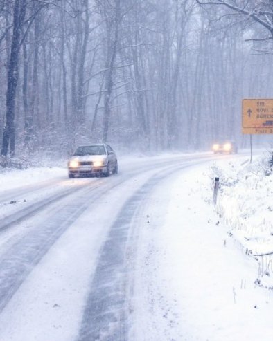 ЗБОГ МЕЋАВЕ СЕ ЗАТВАРАЈУ ПУТЕВИ, ОРКАНСКИ ВЕТРОВИ ПАРАЛИСАЛИ ХРВАТСКУ: Снежни хаос се не зауставља (ФОТО)