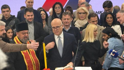 СНС ОБЕЛЕЖАВА БАДЊИ ДАН: Бадњак унесен у просторије странке (ВИДЕО)