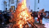 ZAPALJEN BADNJAK ISPRED HRAMA SVETOG SAVE: Okupio se veliki broj vernika da proslavi Badnje veče