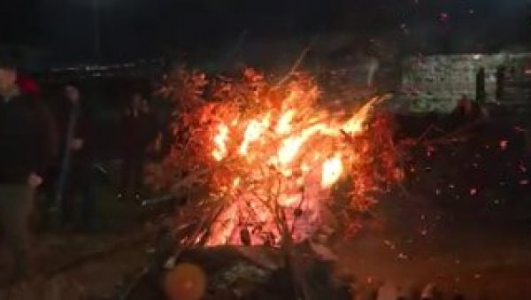 БОГ ЈЕ СА СРБИМА НА КОСОВУ И МЕТОХИЈИ: У манастиру Бањска обележено Бадње вече (ВИДЕО)