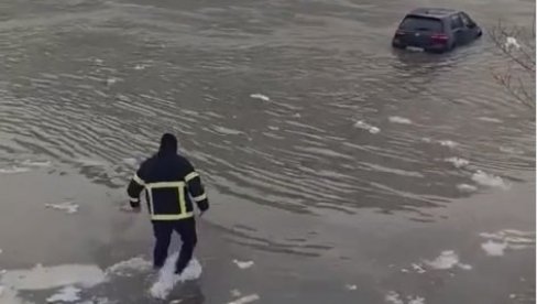 POGLEADAJTE - OVAKO JE VATROGASC IZVUKAO AUTO IZ REKE: Zagazio je sam u ledenu Drinu i ... (VIDEO)