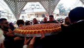 DESET ZLATNIKA U JUFKAMA: U Paraćinu tradicionalno lomljenje božićne česnice (FOTO)