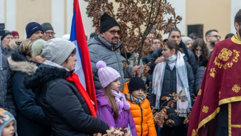 ŠESTOGODIŠNJA NIKA KUMA BADNJAKU: U Kikindi i Senti gradski funkcioneri ugostili decu korinđaše