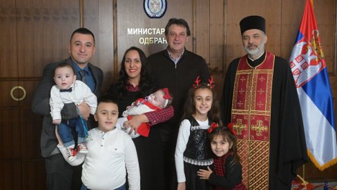OVO JE PORODICA KOJA ZASLUŽUJE DIVLJENJE I POŠTOVANJE: Ministar Gašić na božićnom ručku ugostio sedmočlanu porodicu pripadnika VS