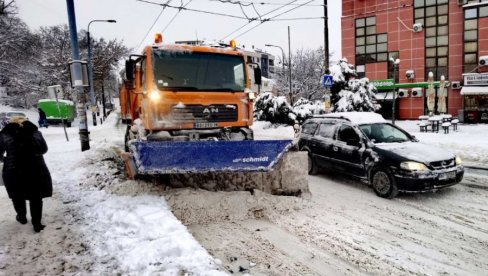 SNEG, LED I HAOS NA PUTEVIMA: Jedan trik sa menjačem može vam pomoći da se iščupate iz zavejanog parkinga
