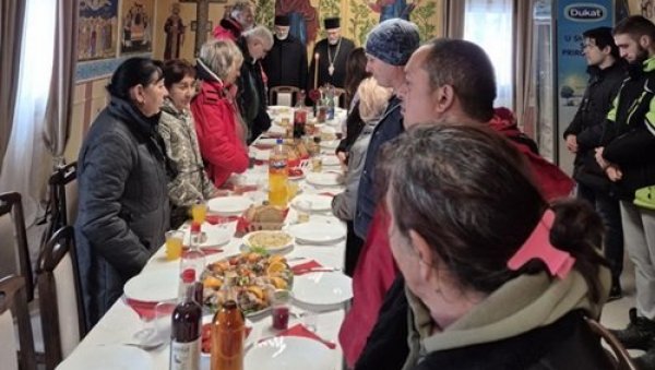 БОЖИЋНА ТРПЕЗА ОКУПИЛА БРОЈНЕ КОРИСНИКЕ: Народна кухиња Епархије бачке наставља своју хуманитарну мисију