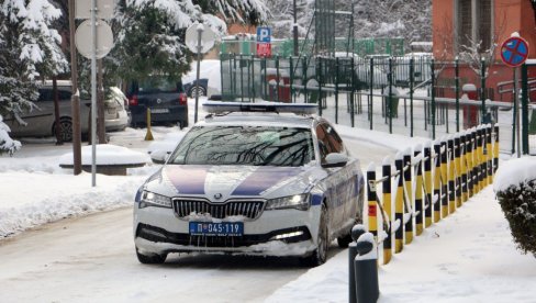 DEVOJKE POKOSIO AUTO KOJI IH JE ČUVAO: Snimale se u Kraljevu za društvene mreže dok ih je na sankama vuklo vozilo koje je išlo 30 na sat