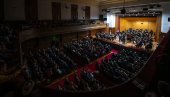 DESETOGODIŠNJA EMILIJA OČARALA PUBLIKU: Božićni koncert u Velikoj dvorani Kolarčeve zadužbine okupio 60 muzičara