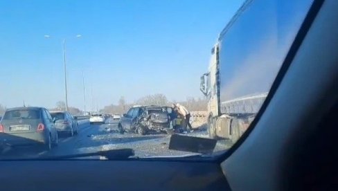 NESREĆA NA MOSTU BEŠKA: Sudarili se kombi i auto u kom je bilo troje dece