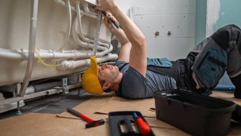 ZA 900 EVRA RADIM CEO MESEC, A MAJSTOR MI TRAŽI 700 ZA SAT VREMENA: Hitna popravka cevi zapalila internet