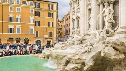 ШОК СНИМАК ИЗ РИМА: Туристи бесни због онога што се десило код популарне фонтане (ВИДЕО)