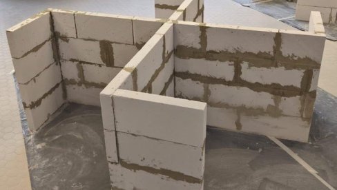 SKANDAL: Učitelj u Gradišću zadao učenicima da ciglama zidaju svastiku