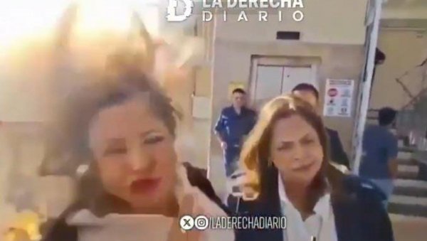 (УЗНЕМИРУЈУЋЕ) БАЧЕНА БОМБА НА ПОТПРЕДСЕДНИЦУ КОНГРЕСА! Давала интервју, одјекнула експлозија (ВИДЕО)