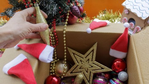 ДА ЛИ СТЕ ВЕЋ СКЛОНИЛИ ЈЕЛКУ? Ево до ког датума то треба да урадите како не би привукли негативну енергију