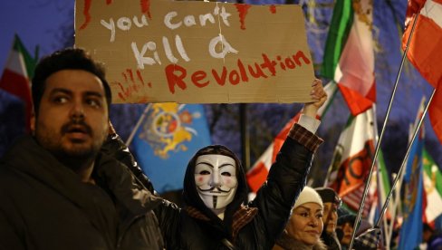 ЕСКАЛАЦИЈА ПРОТЕСТА У ИРАНУ НА ВРХУНЦУ ББЦ тврди: Грађани добили претеће СМС поруке