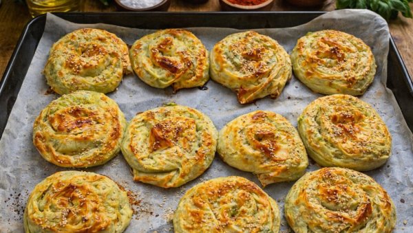 ПУЖИЋИ СА СИРОМ: Идеалан избор за укусан доручак!