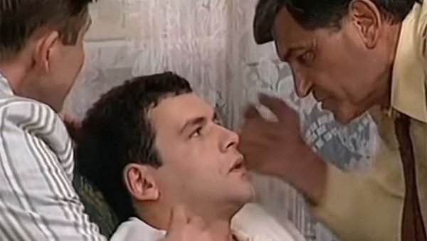 СИНЕ, ГДЕ ЗАБОРАВИ ТОЛИКЕ ПАРЕ! Глумац проговорио о легендарној сцени Небојше Глоговца - Његова мајка премрла од бриге и стреса!